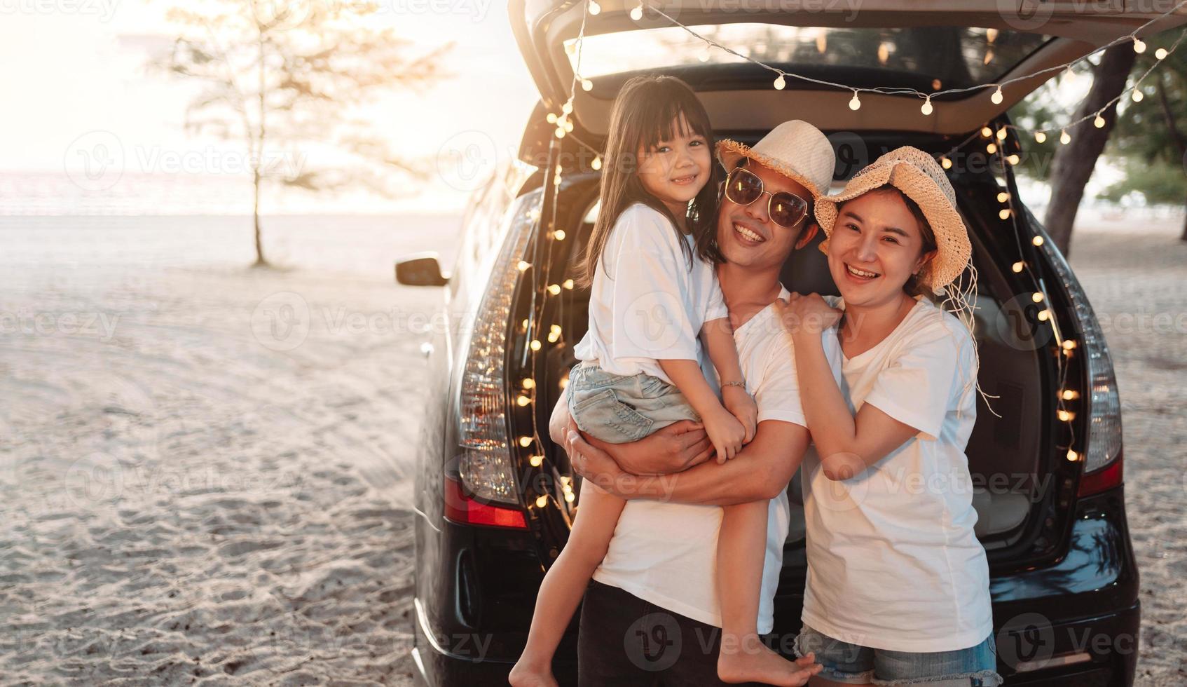 glücklich Familie mit Auto Reise und Camping Straße Reise. Sommer- Ferien im Auto im das Sonnenuntergang, Papa, Mama und Tochter glücklich Reisen genießen zusammen Fahren im Feiertage, Menschen Lebensstil Reiten durch Automobil. foto