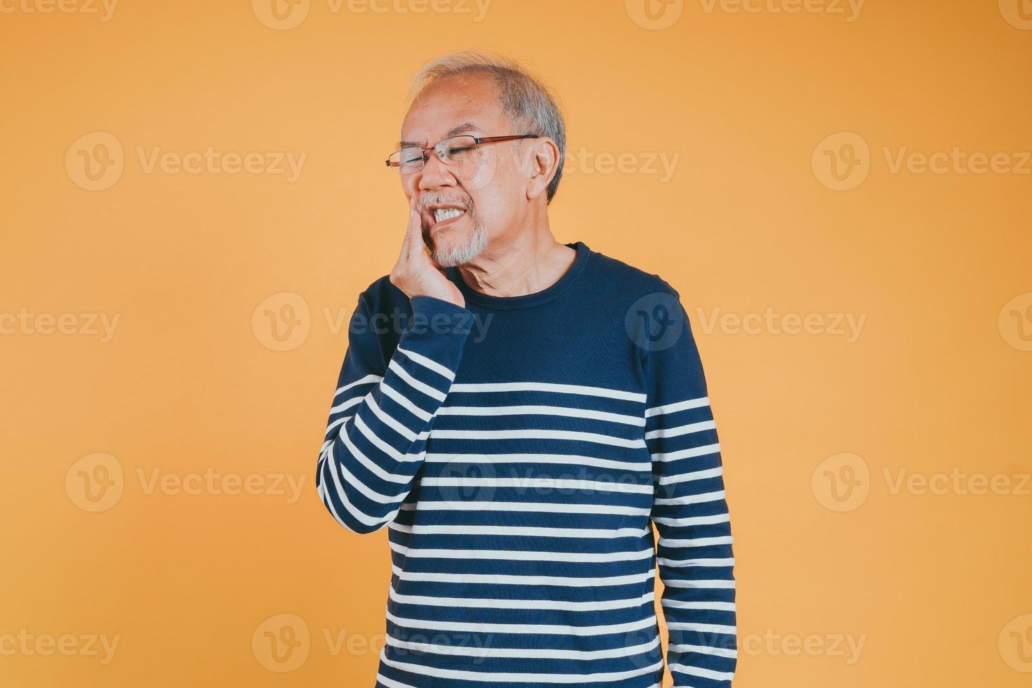 Dental Schmerz. Porträt Senior alt Mann traurig Hand berühren Wange Leiden von Zahnschmerzen Studio Schuss isoliert auf Gelb Hintergrund, asiatisch unzufrieden ältere Mann Probleme mit Zähne Schmerz, Dental Gesundheitswesen foto