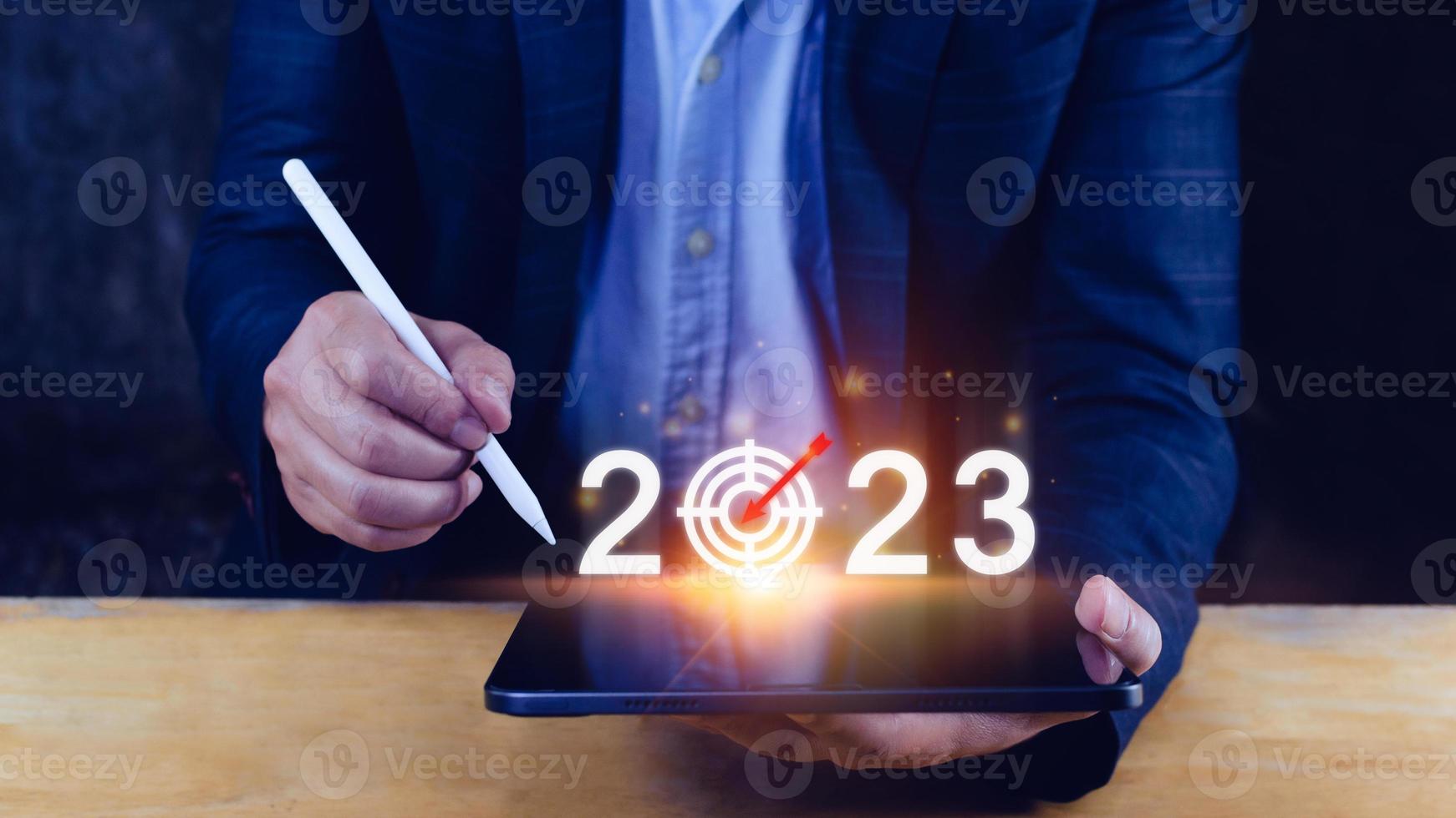 Geschäft Ziel und Tor 2023 Symbol, Hand zeigen halten 2023 virtuell Bildschirm, Start Neu Jahr 2023 mit ein Tor planen, Aktion planen, Strategie, Neu Jahr Geschäft Vision. foto