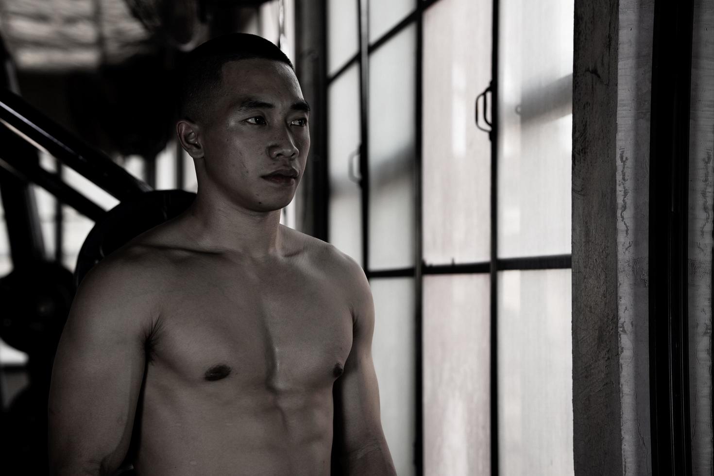 sexy Körper von muskulös jung Soldat asiatisch Mann im Fitnessstudio. Konzept von Gesundheit Pflege, Übung Fitness, stark Muskel Masse, Körper Erweiterung, Fett die Ermäßigung zum Herren Gesundheit Ergänzung Produkt Präsentation. foto