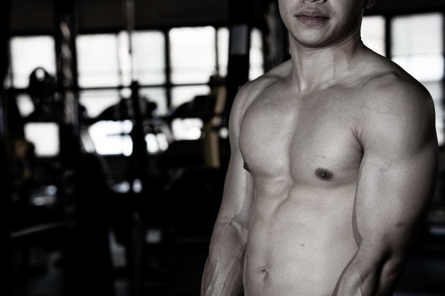 sexy Körper von muskulös jung Soldat asiatisch Mann im Fitnessstudio. Konzept von Gesundheit Pflege, Übung Fitness, stark Muskel Masse, Körper Erweiterung, Fett die Ermäßigung zum Herren Gesundheit Ergänzung Produkt Präsentation. foto