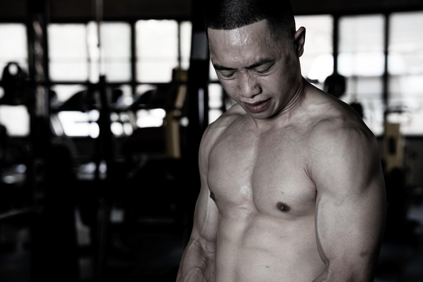 sexy Körper von muskulös jung Soldat asiatisch Mann im Fitnessstudio. Konzept von Gesundheit Pflege, Übung Fitness, stark Muskel Masse, Körper Erweiterung, Fett die Ermäßigung zum Herren Gesundheit Ergänzung Produkt Präsentation. foto