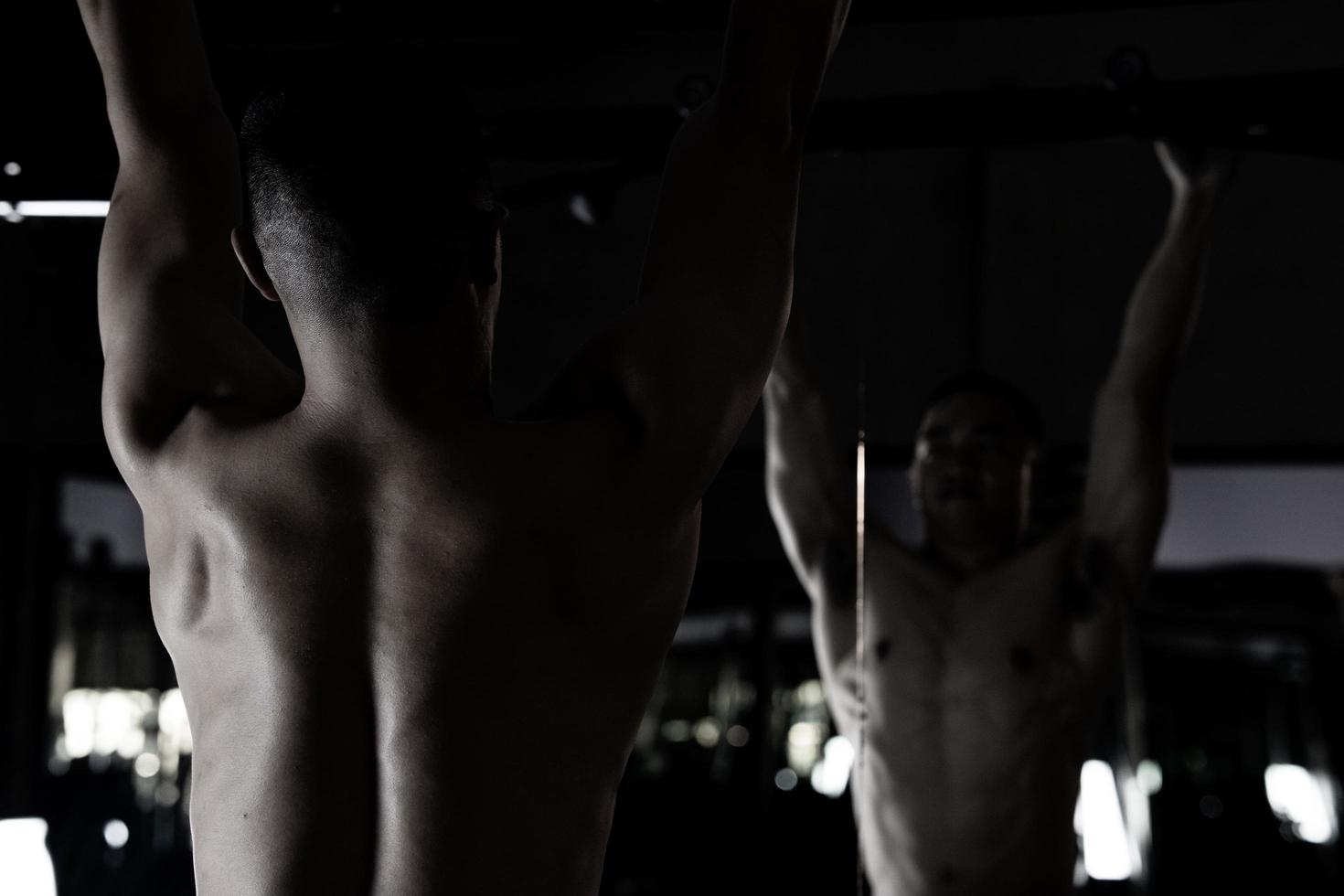 sexy Körper von muskulös jung Soldat asiatisch Mann im Fitnessstudio. Konzept von Gesundheit Pflege, Übung Fitness, stark Muskel Masse, Körper Erweiterung, Fett die Ermäßigung zum Herren Gesundheit Ergänzung Produkt Präsentation. foto