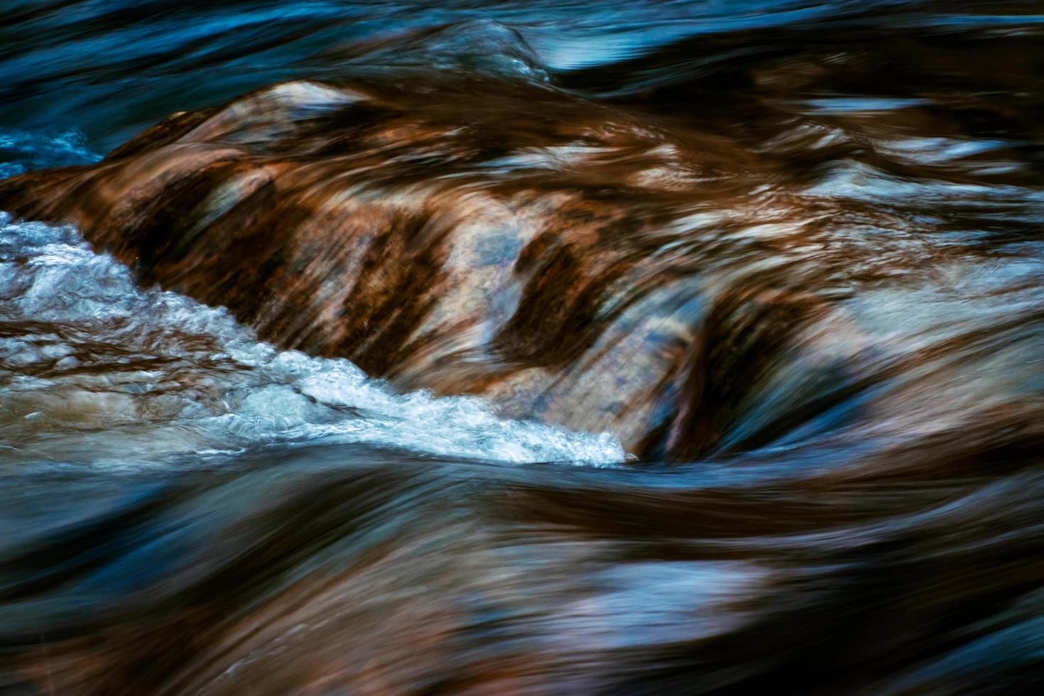 verschwommene Kaskaden auf dem Herbstfluss foto