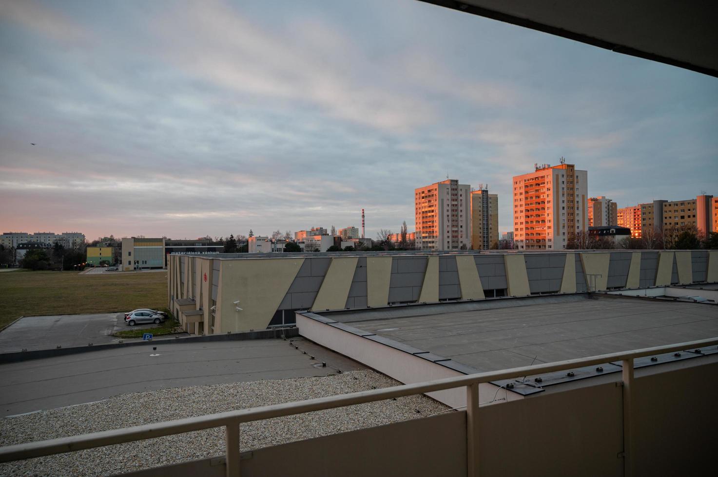 Sonnenaufgang im Slowakei Stadt, um Sieben Uhr im das Morgen. trnava, Slowakei, sk, 2023 foto