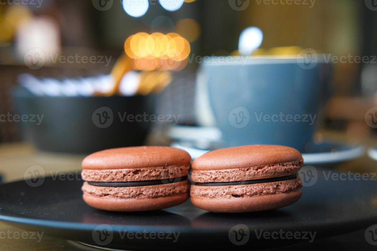 Nahaufnahme von Schokoladenmakronen in einem Teller auf Kaffeetisch foto