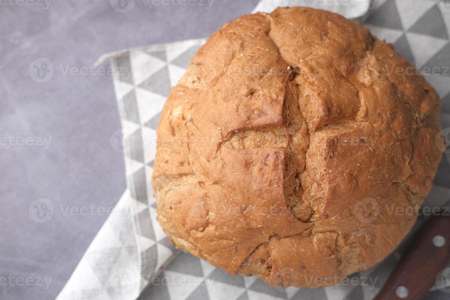 Draufsicht auf rundes gebackenes Brot foto