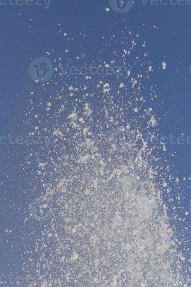 Spritzen von Wasser im Brunnen gegen Blau Himmel foto