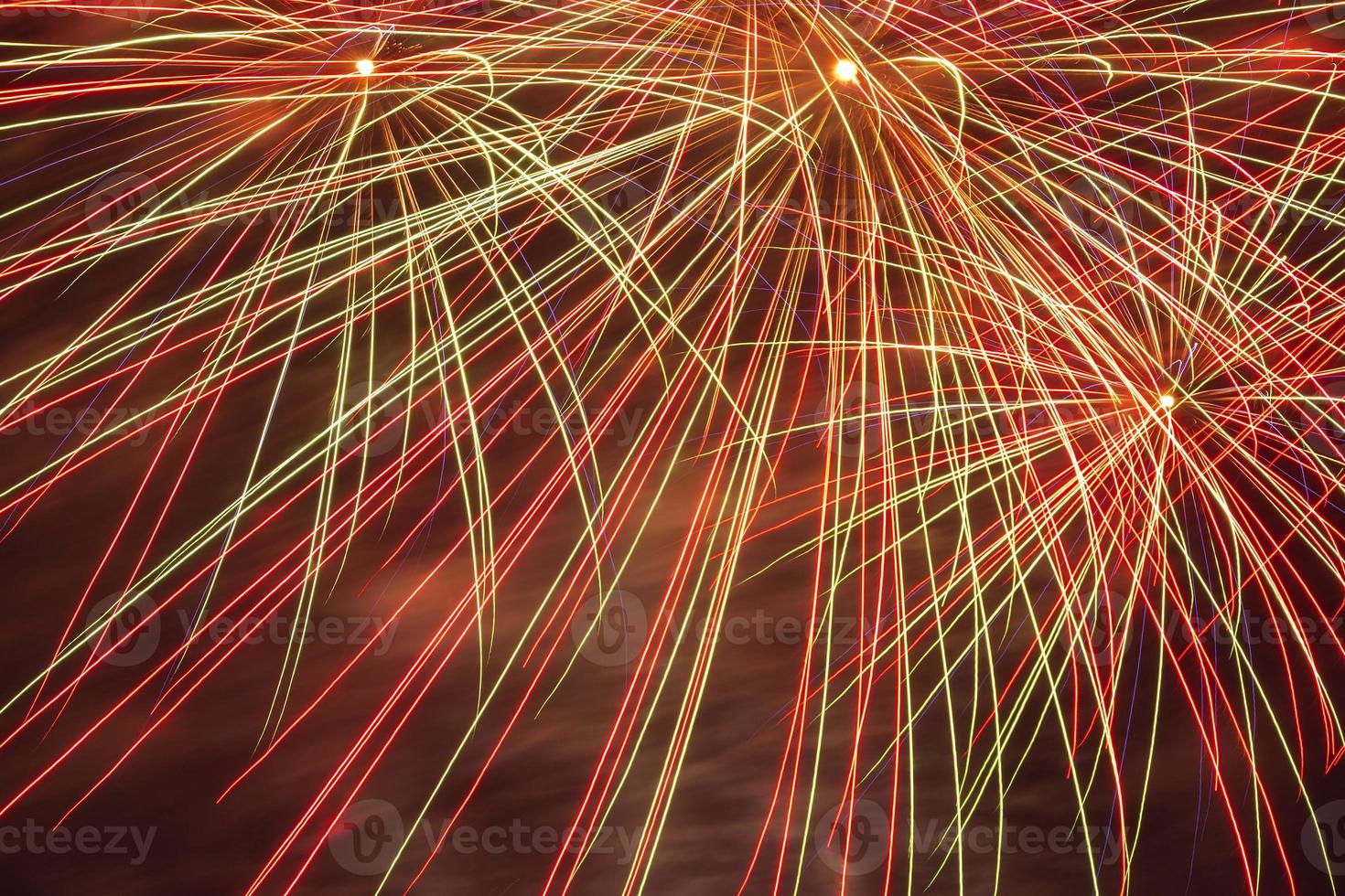 schließen oben von Mehrfarbig Feuerwerk im Nacht Himmel foto