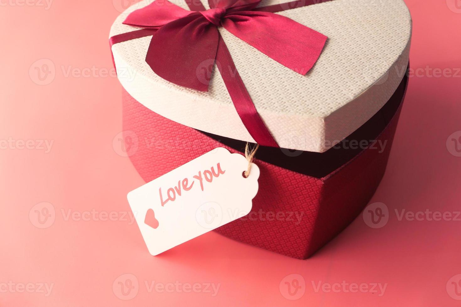 Herzform Geschenkbox auf rosa Hintergrund foto