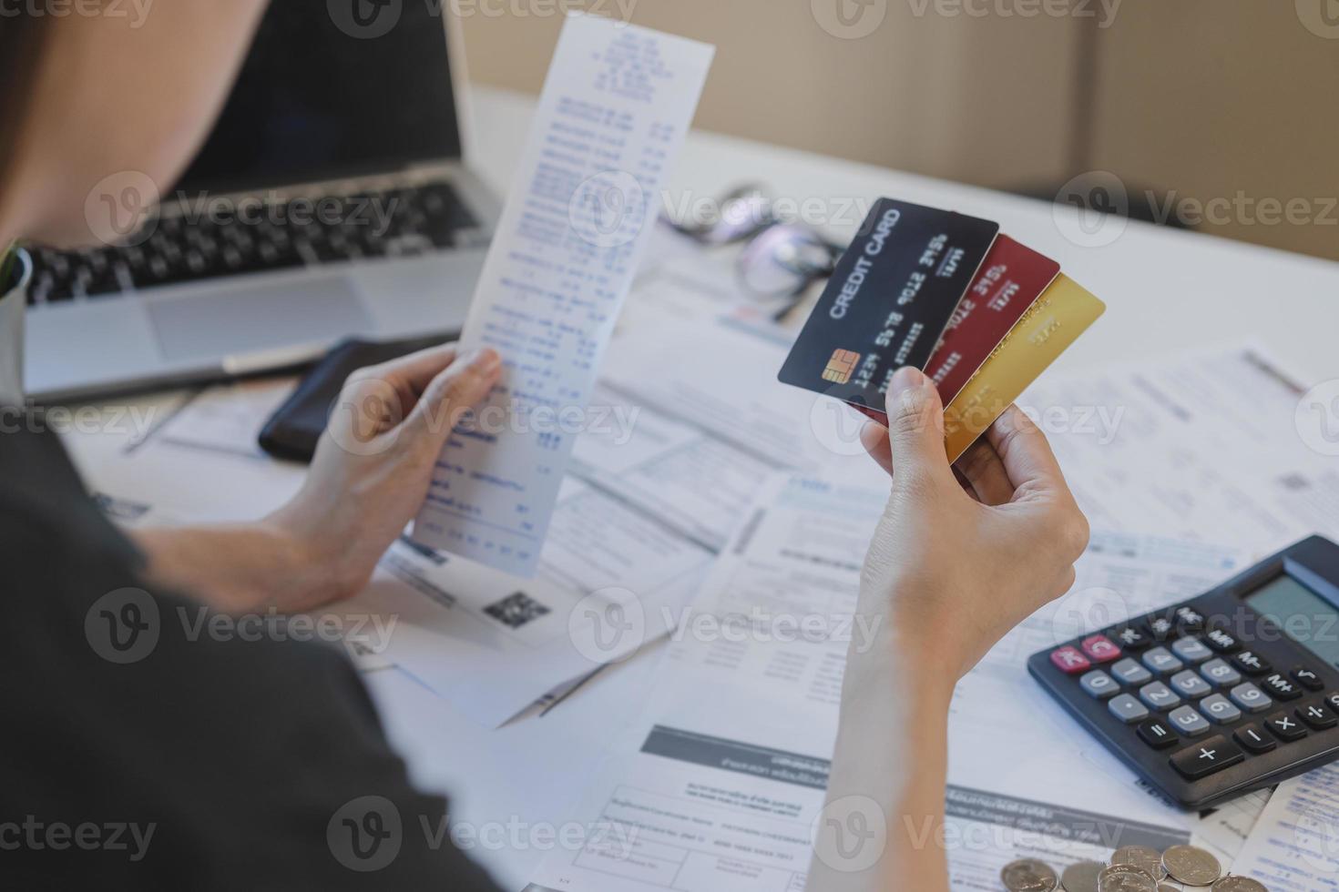 finanziell verdanken, Hand von asiatisch Frau Sitzung, halten viele Anerkennung Karte, betont durch Berechnung Aufwand von Rechnung oder Rechnung, Nein Geld zu zahlen, Hypothek oder Darlehen. Schulden, Konkurs oder Pleite foto