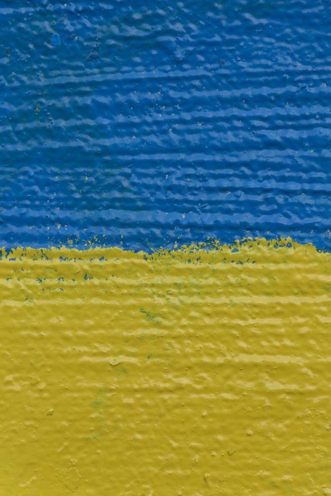 ukrainisch Flagge gemalt auf Mauer foto