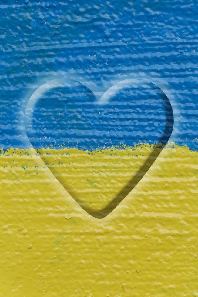 Herz auf ukrainisch Flagge gemalt auf Mauer foto