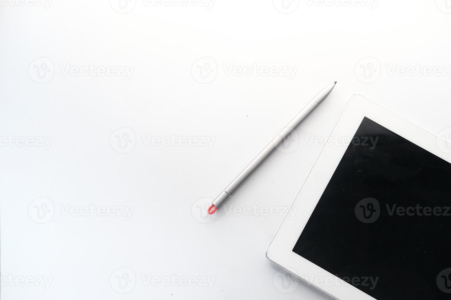 flache Zusammensetzung der digitalen Tablette auf weißem Hintergrund foto