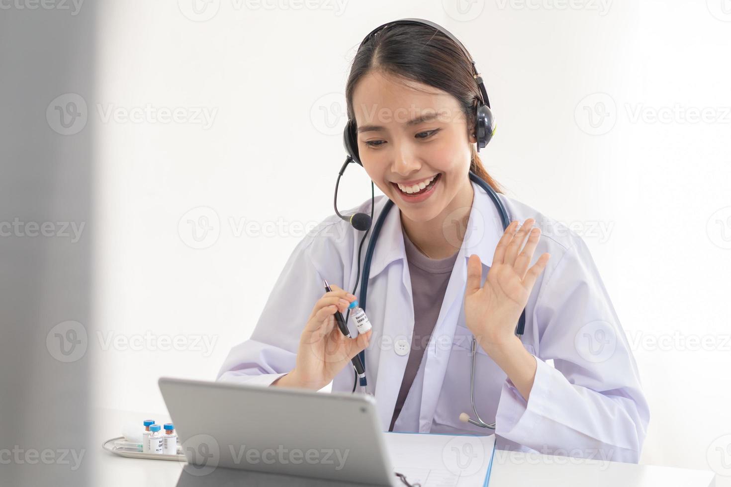 Arzt oder Arzt tragen Weiß Mantel, Stethoskop mit Headset, Beratung Gesundheit durch Telegesundheit online zum Sprechen Video Anruf Beratung auf Tablette. Telemedizin durch medizinisch zum Entfernung geduldig. foto