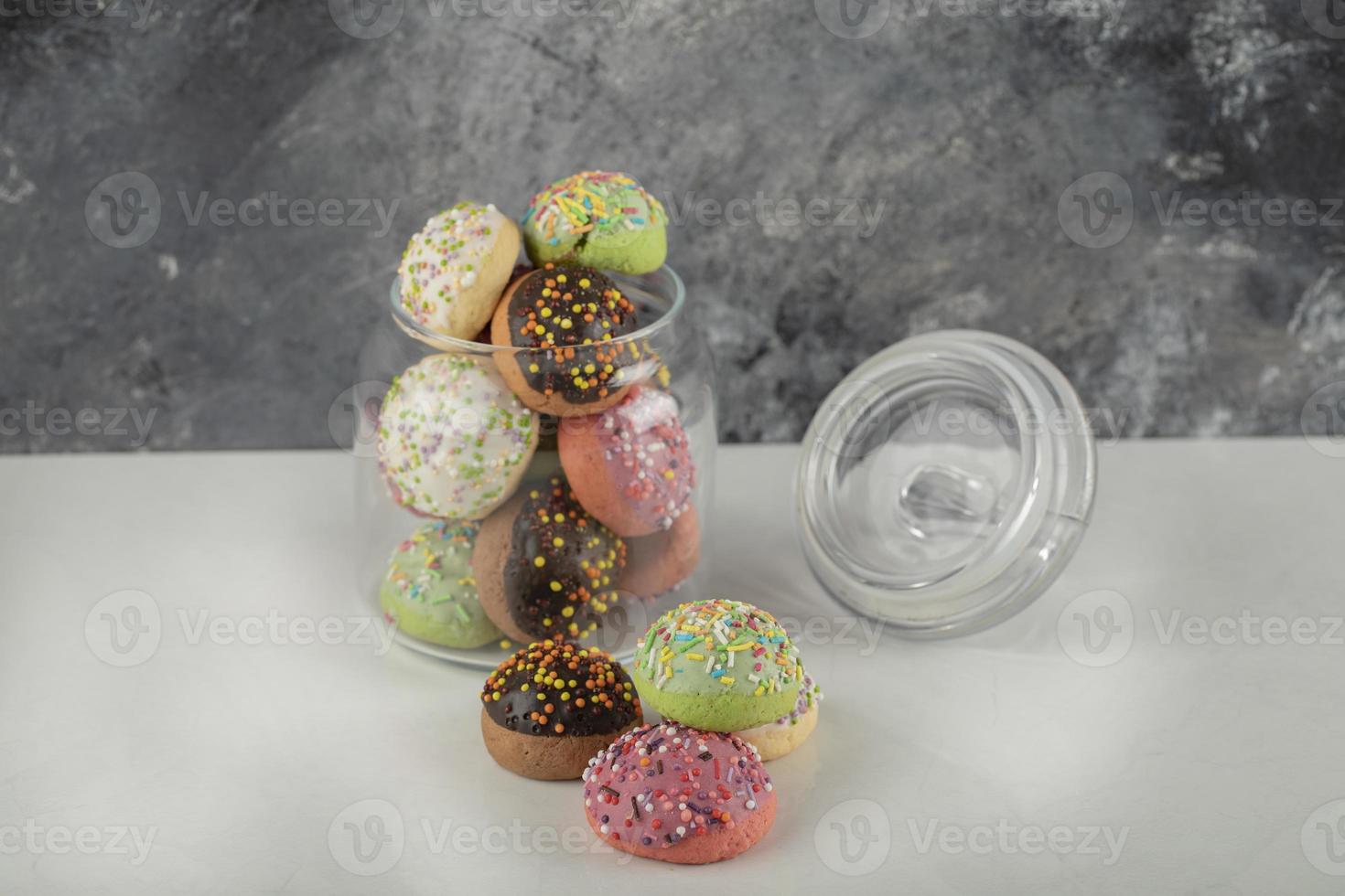 ein Glas voller kleiner bunter Donuts foto