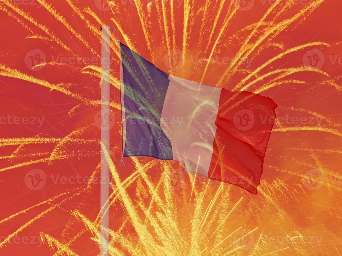 Französisch Flagge gegen hell Feuerwerk foto