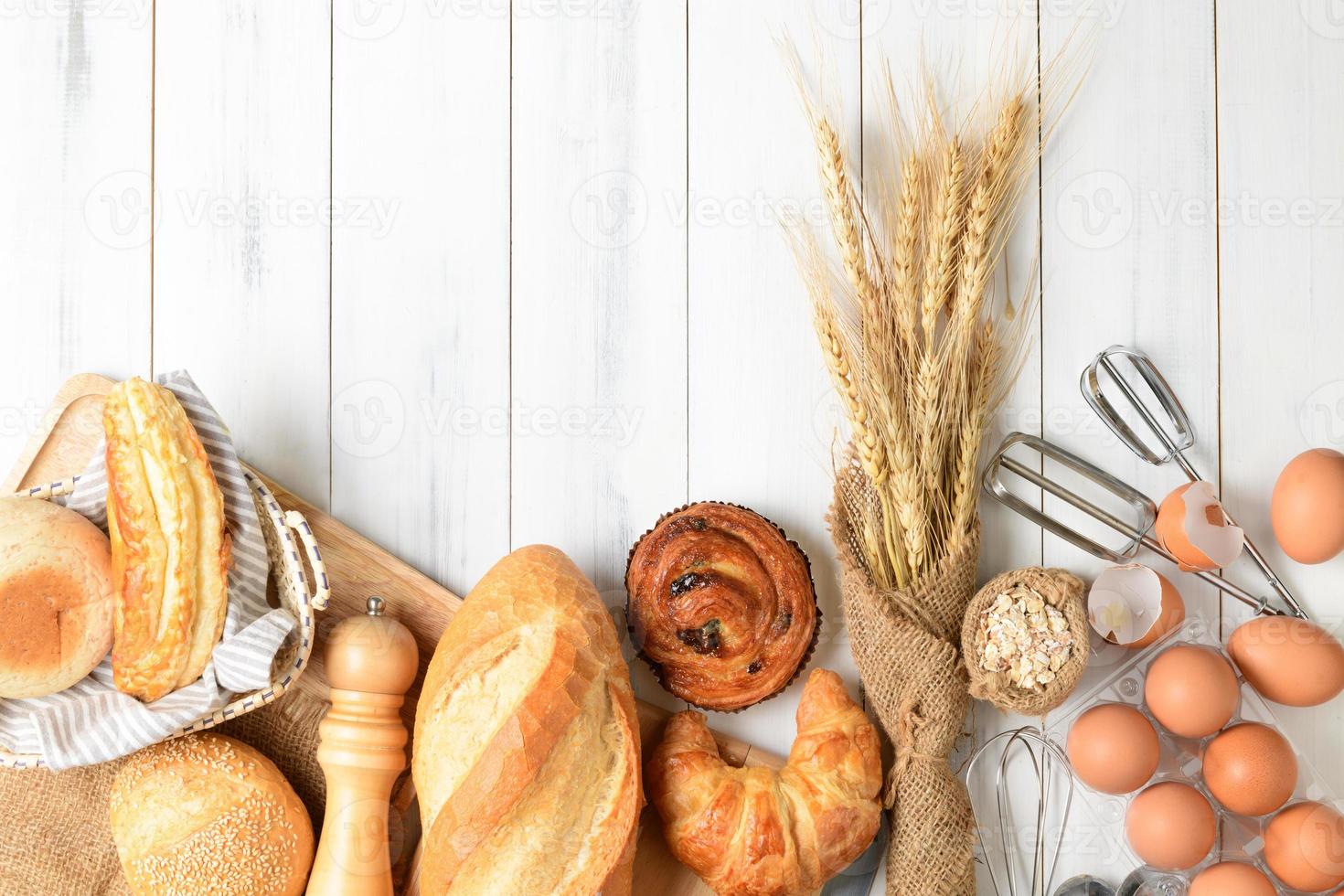 hausgemacht Brot oder Bäckerei mit frisch Ei, foto