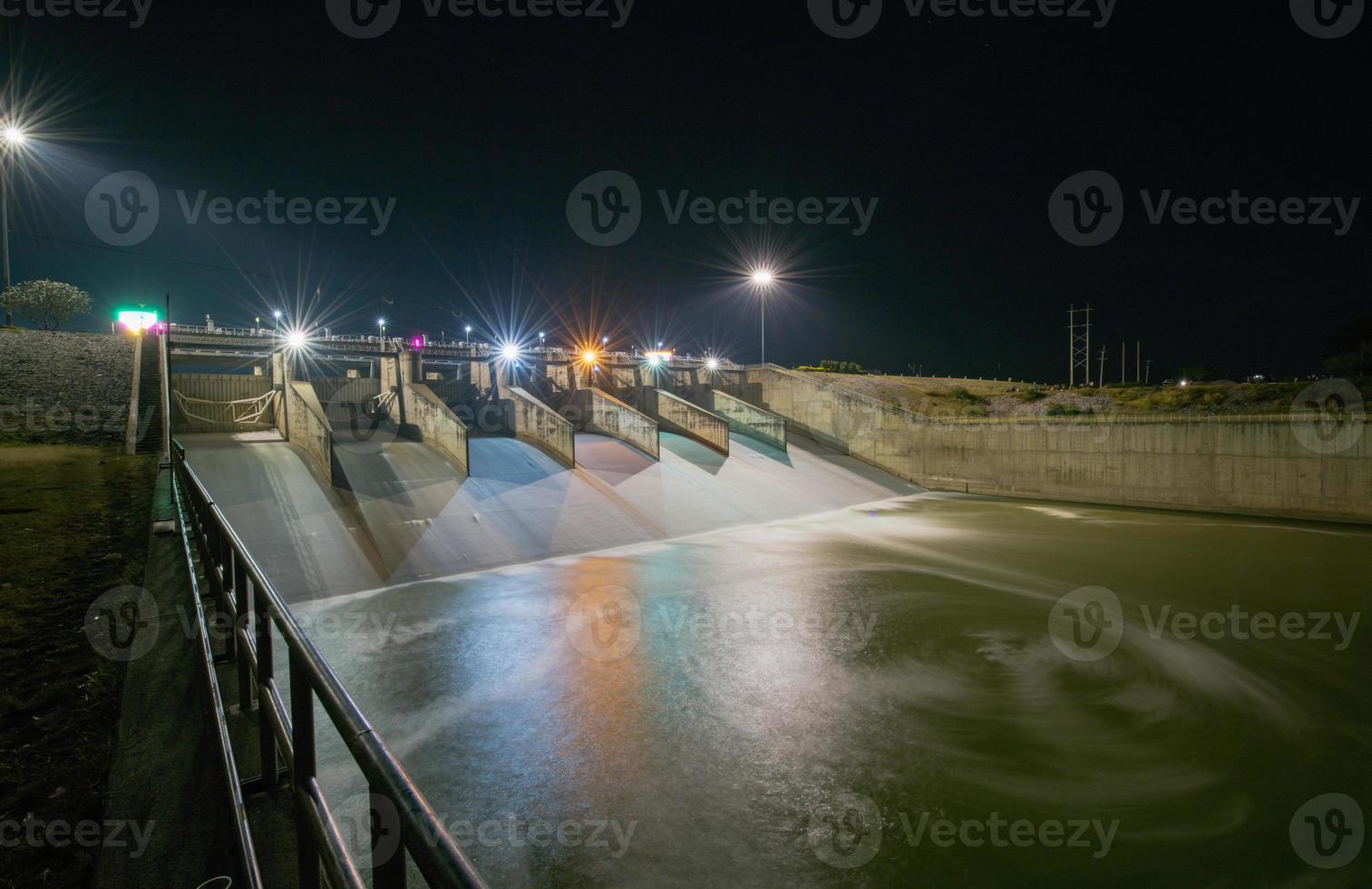 Überlauf von Damm Tor auf Nacht, Pa willen Cholasit Damm foto