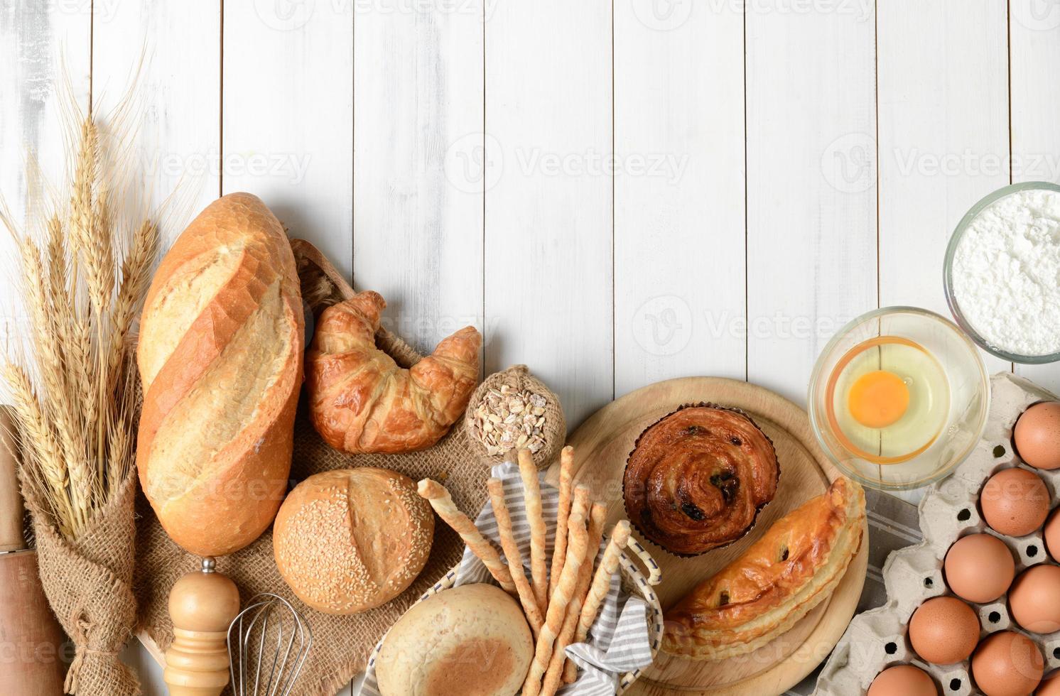 hausgemacht Brot oder Bäckerei mit Bäckerei Ausrüstung foto