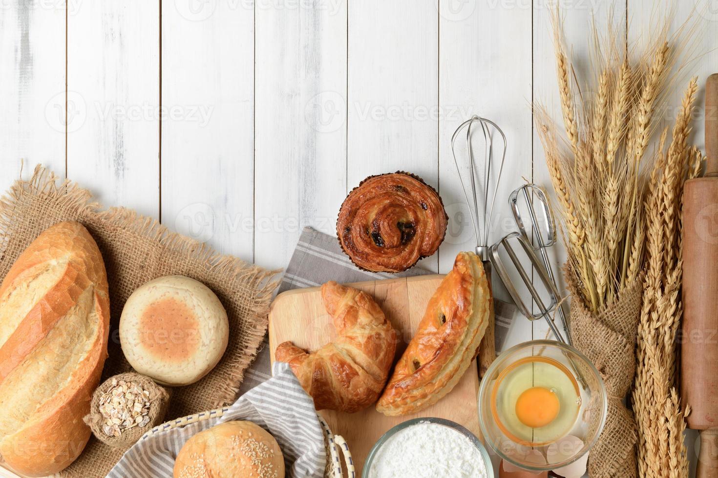 hausgemacht Brot oder Bäckerei mit Bäckerei Ausrüstung foto