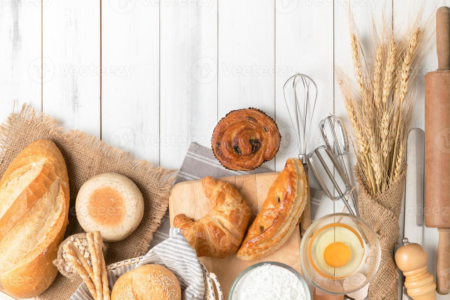 hausgemacht Brot oder Bäckerei mit Bäckerei Ausrüstung foto