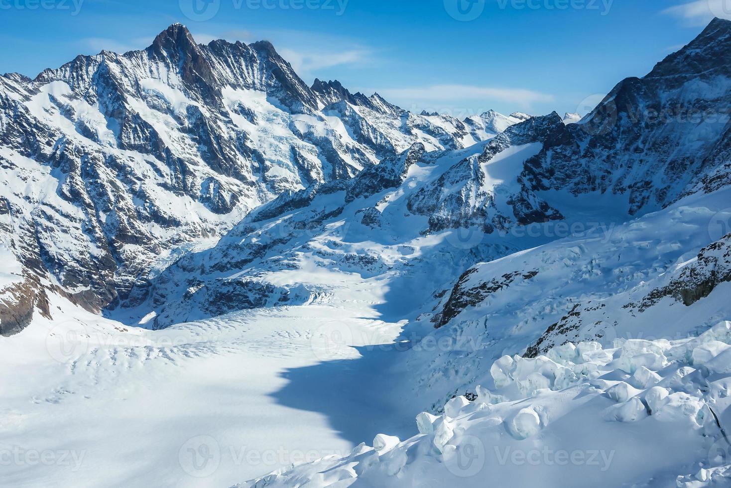Magie Aussicht von das Alpen Berge im Schweiz. Aussicht von Hubschrauber im schweizerisch Alpen. Berg Spitzen im Schnee. atemberaubend Aussicht von Jungfraujoch und das UNESCO Welt Erbe - - das aletsch Gletscher foto