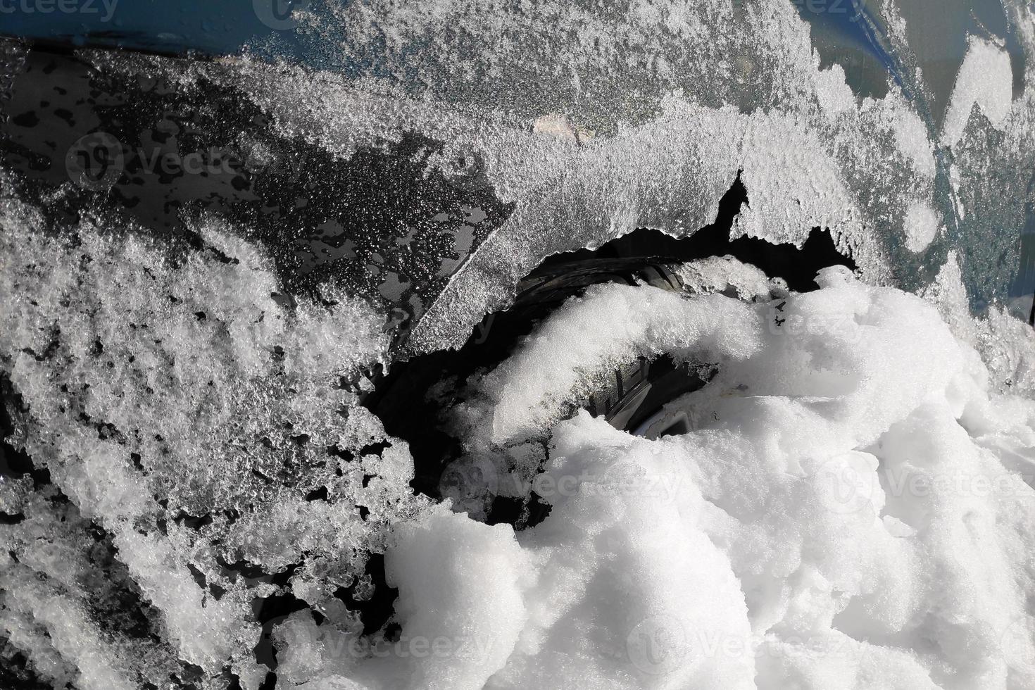 Rad von ein Auto stecken im das Schnee foto