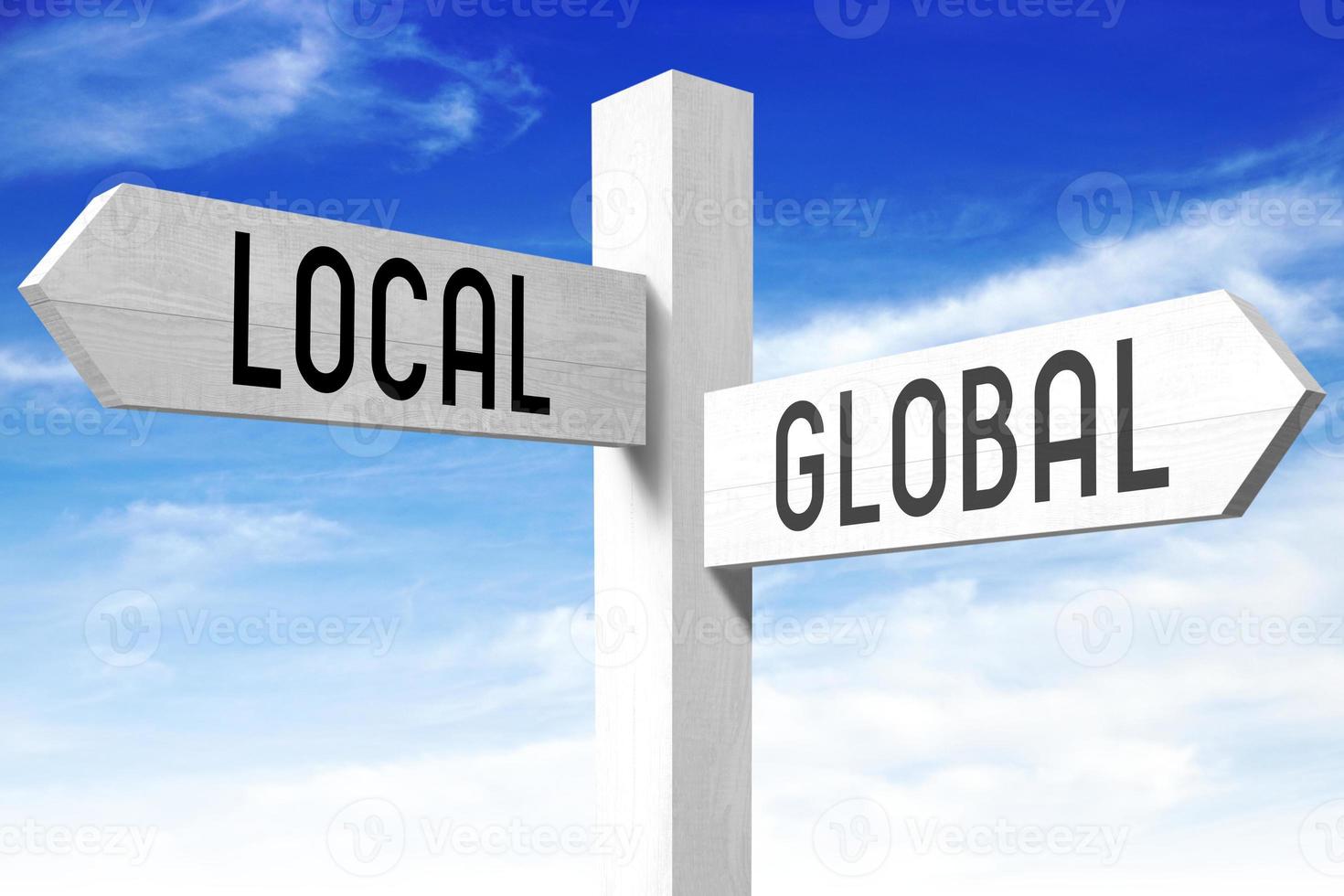 lokal, global - - hölzern Wegweiser mit zwei Pfeile und Himmel im Hintergrund foto