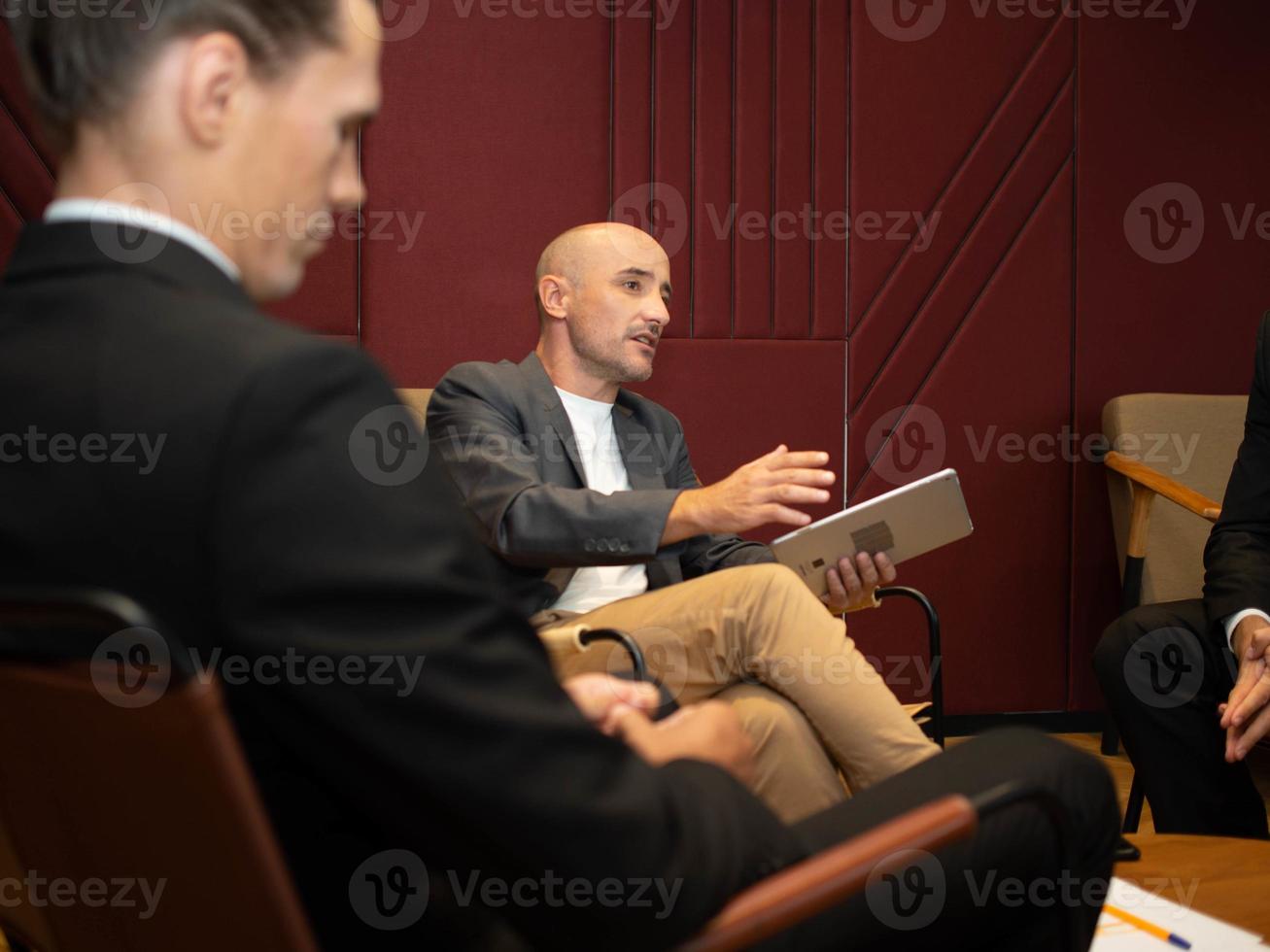 Geschäftsmann männlich Person Sitzung sich unterhalten sprechen Diskussion Treffen Geschäftsfrau Gruppe Zusammenarbeit Kollege Innen- Büro Bildung Studie Coaching Brainstorming Strategie Partner Geschäft Planung Arbeit Job foto