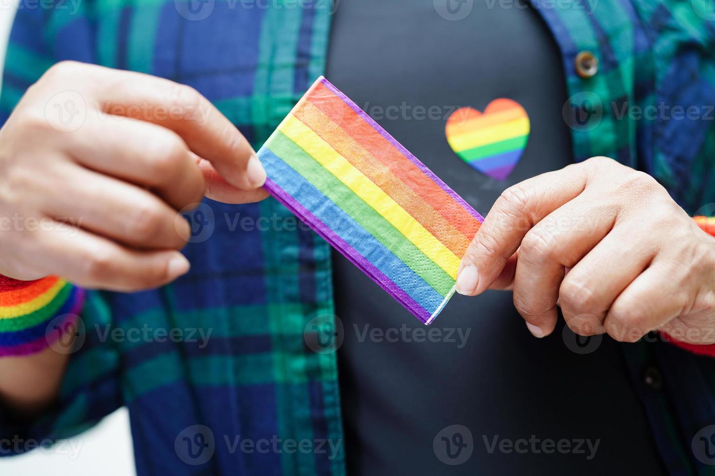 asiatische frau mit regenbogenflagge, lgbt-symbolrechten und geschlechtergleichstellung, lgbt-stolzmonat im juni. foto