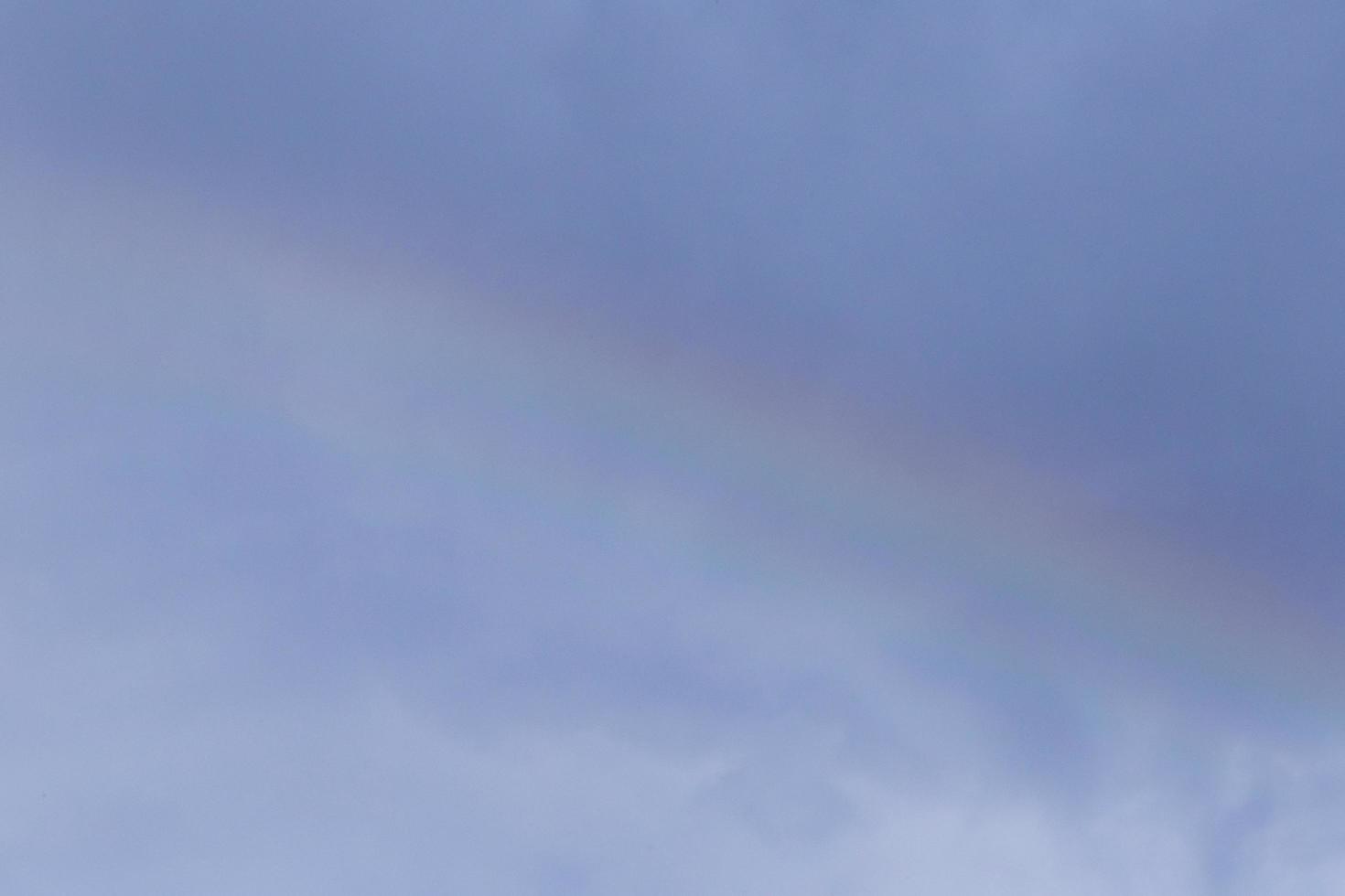 schließen oben von Regenbogen im ein wolkig Himmel foto