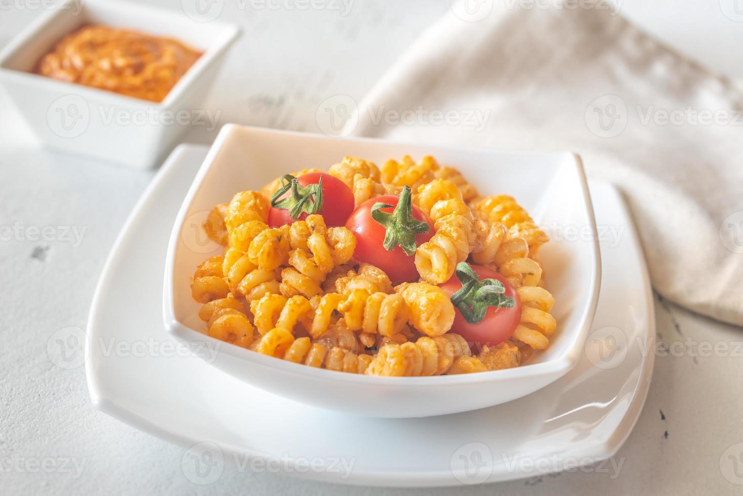 Portion Nudeln mit Tomaten-Ricotta-Pesto foto