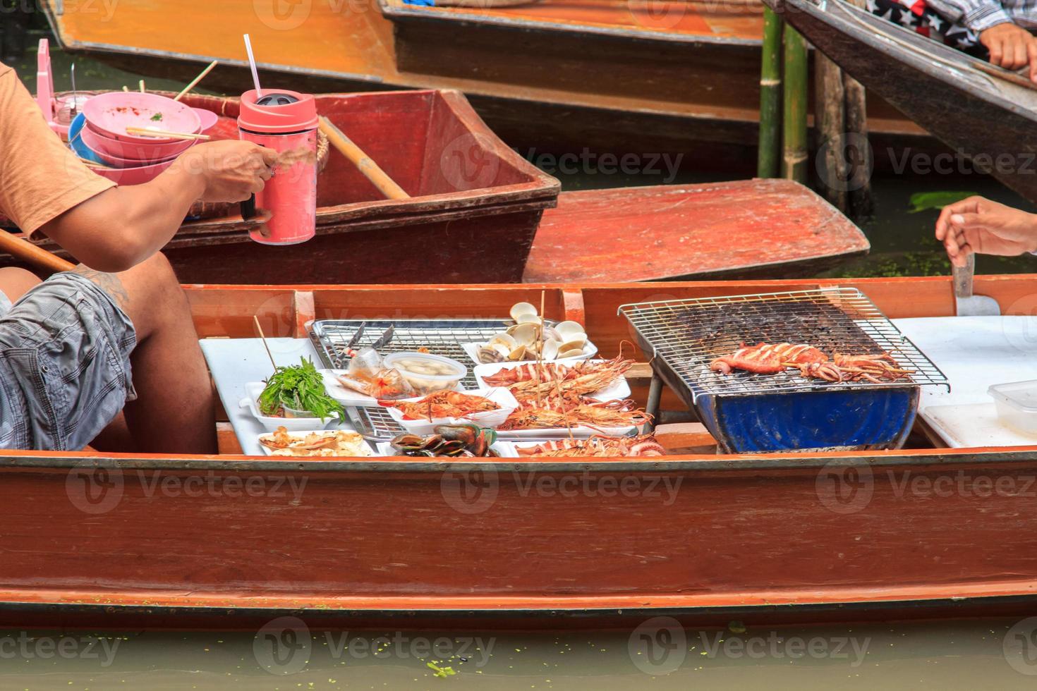 das Boot Das verkauft Meeresfrüchte-bei verdammt Saduak schwebend Markt ist ein Beliebt Tourist Ziel Das Europäer und Chinesisch Menschen Liebe zu Reise mit traditionell Wege von Dorfbewohner. foto