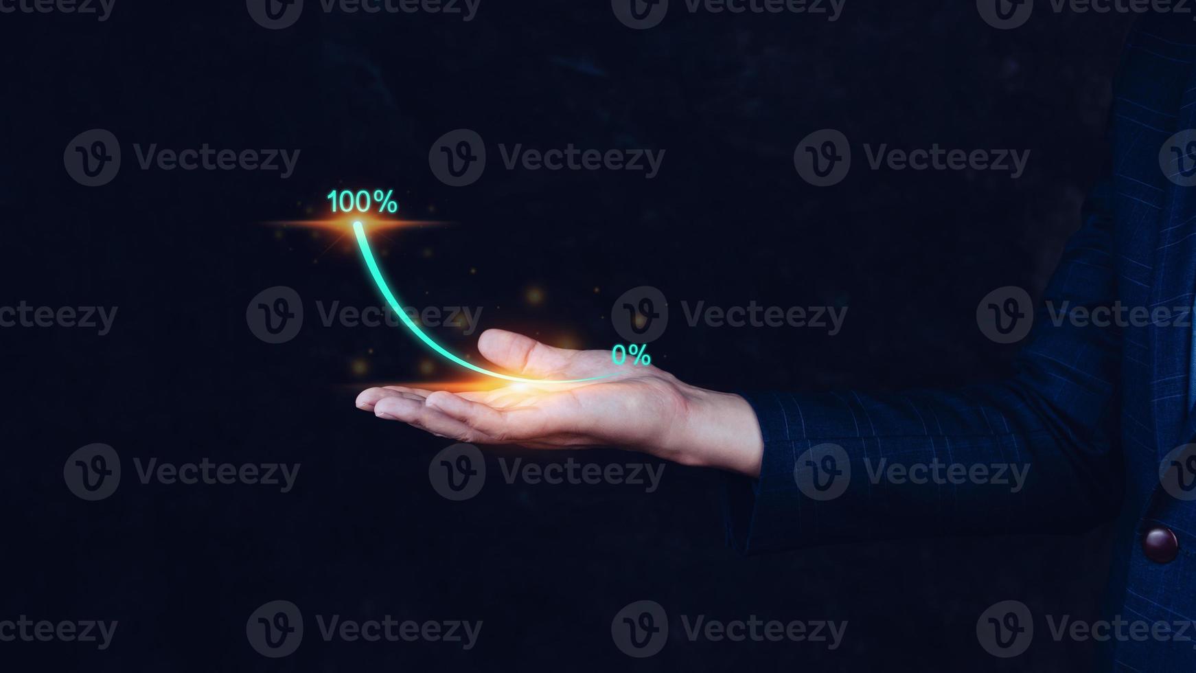 Geschäftsmann zeigen ein wachsend virtuell Hologramm Aktie, investieren im Handel. Planung und Strategiezu Das hat gewachsen exponentiell schnell von 0 Prozent zu 100 Prozent Verkauf. foto