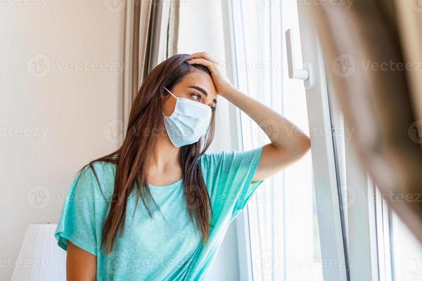 Zuhause Quarantäne. kaukasisch Frau Sitzung beim Fenster im ein medizinisch Maske, suchen aus, will zu gehen aus. Schutz gegen Coronavirus Infektion, Pandemien, Krankheit Ausbrüche und Epidemien. foto