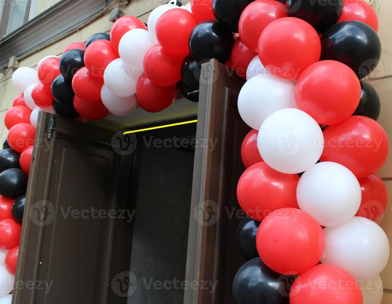 bunt Luftballons um das Tür foto