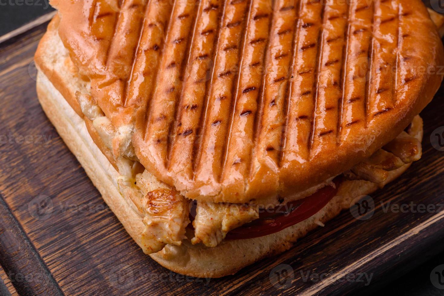 köstlich knusprig Sandwich mit Hähnchen Brust, Tomaten, Ketchup und Gewürze foto