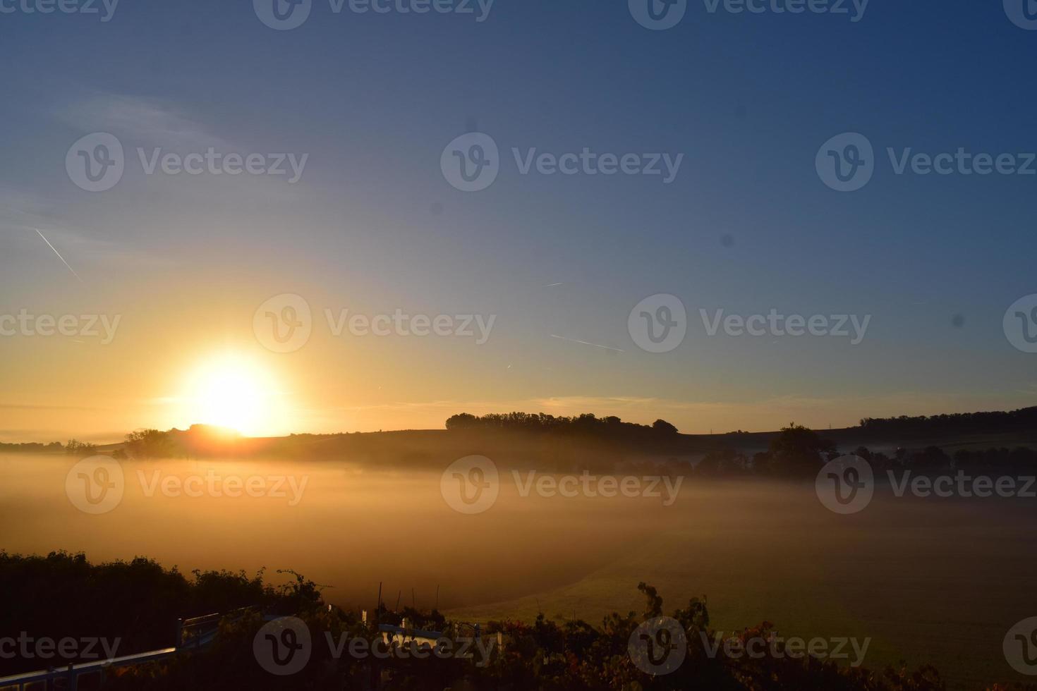 Sonne steigend über das Hügel und niedrig Nebel foto