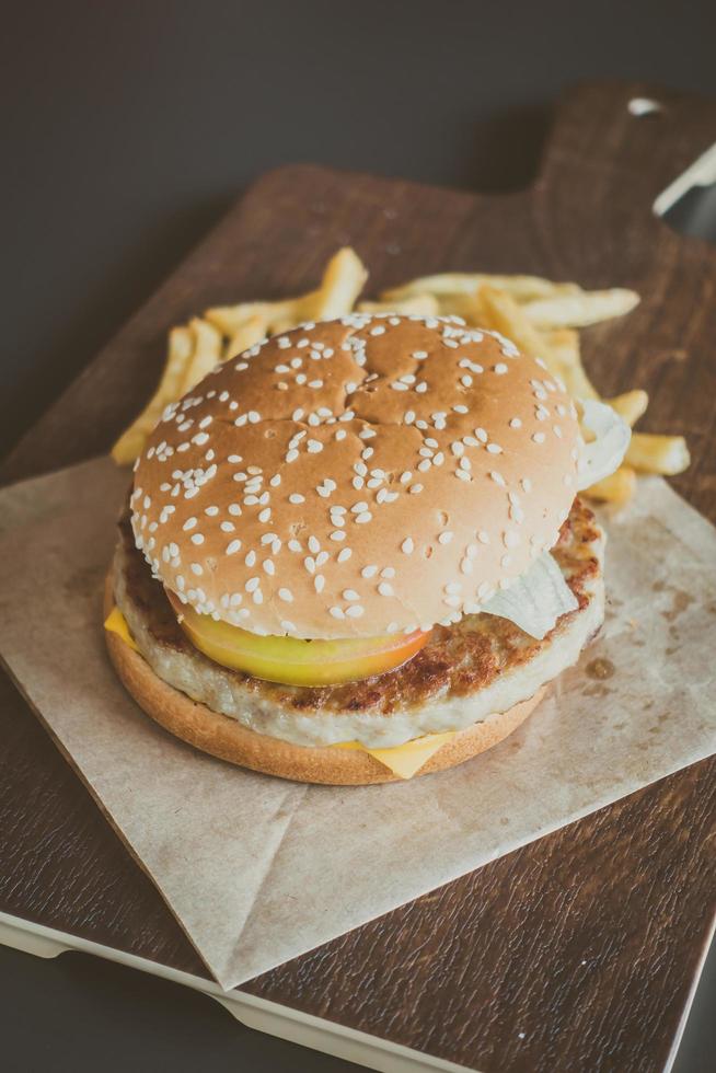 Hamburger und Pommes foto