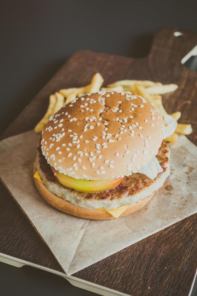 Hamburger und Pommes foto