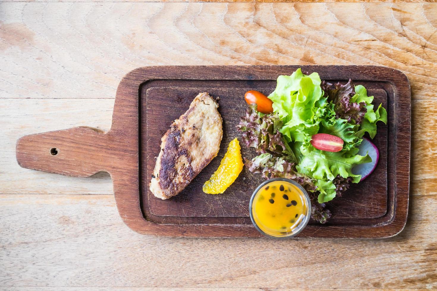 Foie Gras Steak mit Gemüse und süßer Sauce foto