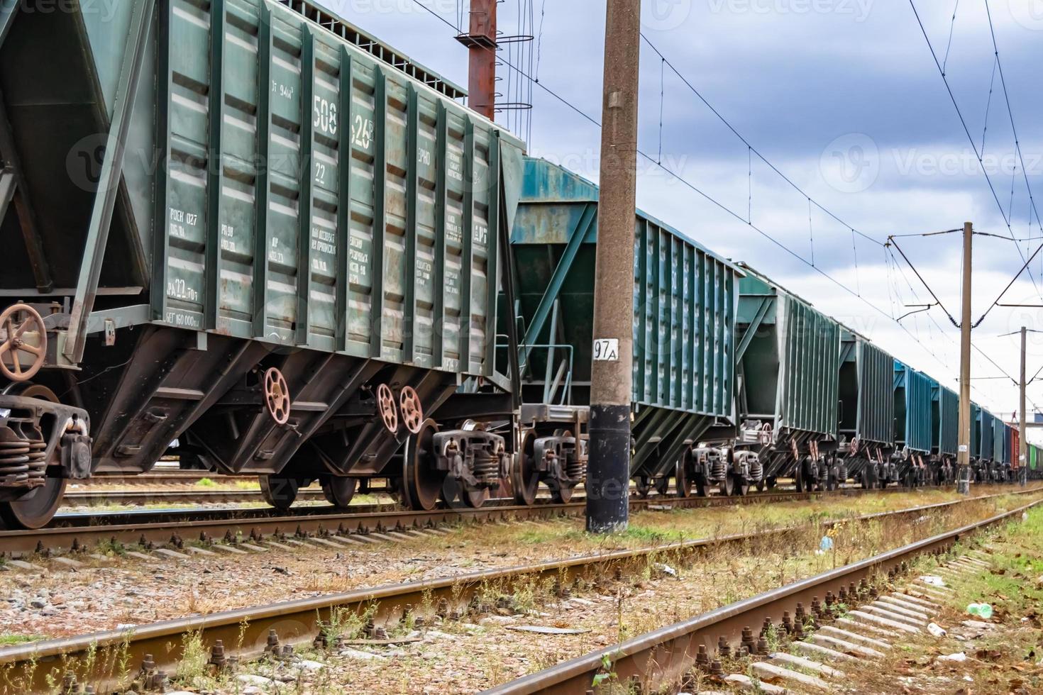 Fotografie zum Thema Eisenbahnstrecke nach dem Passieren des Zuges auf der Eisenbahn foto