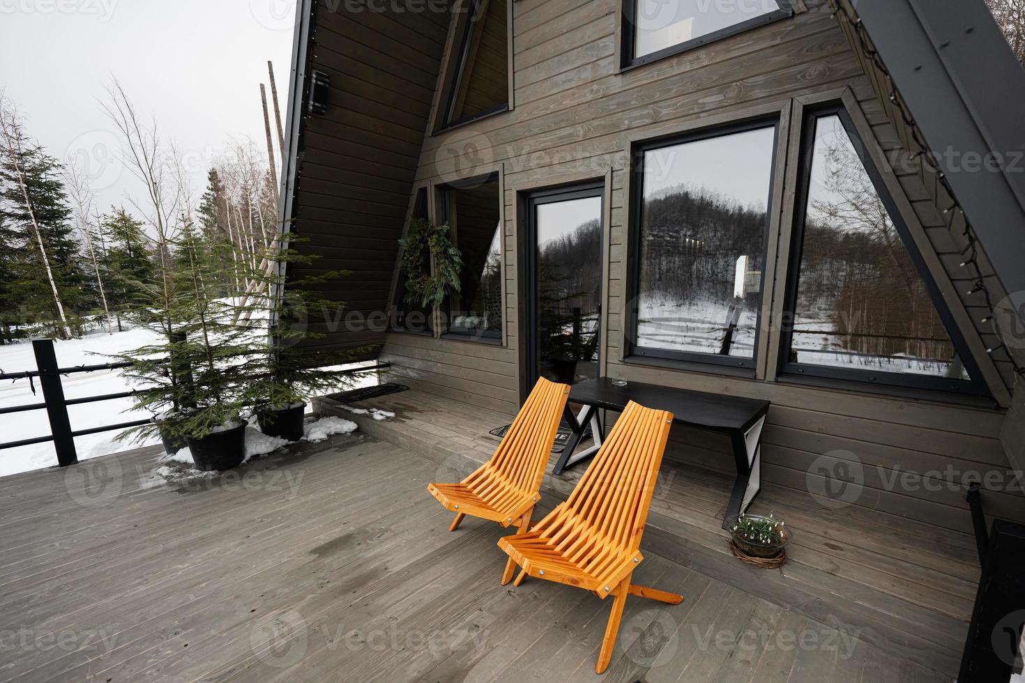 Terrasse von hölzern Land winzig Kabine Haus und zwei Stühle. foto