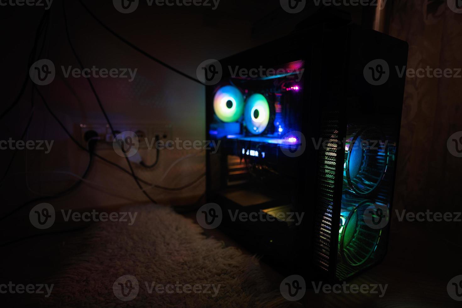 Spielen pc Box mit Kühlung Konfiguration und voll rgb Licht innen. foto