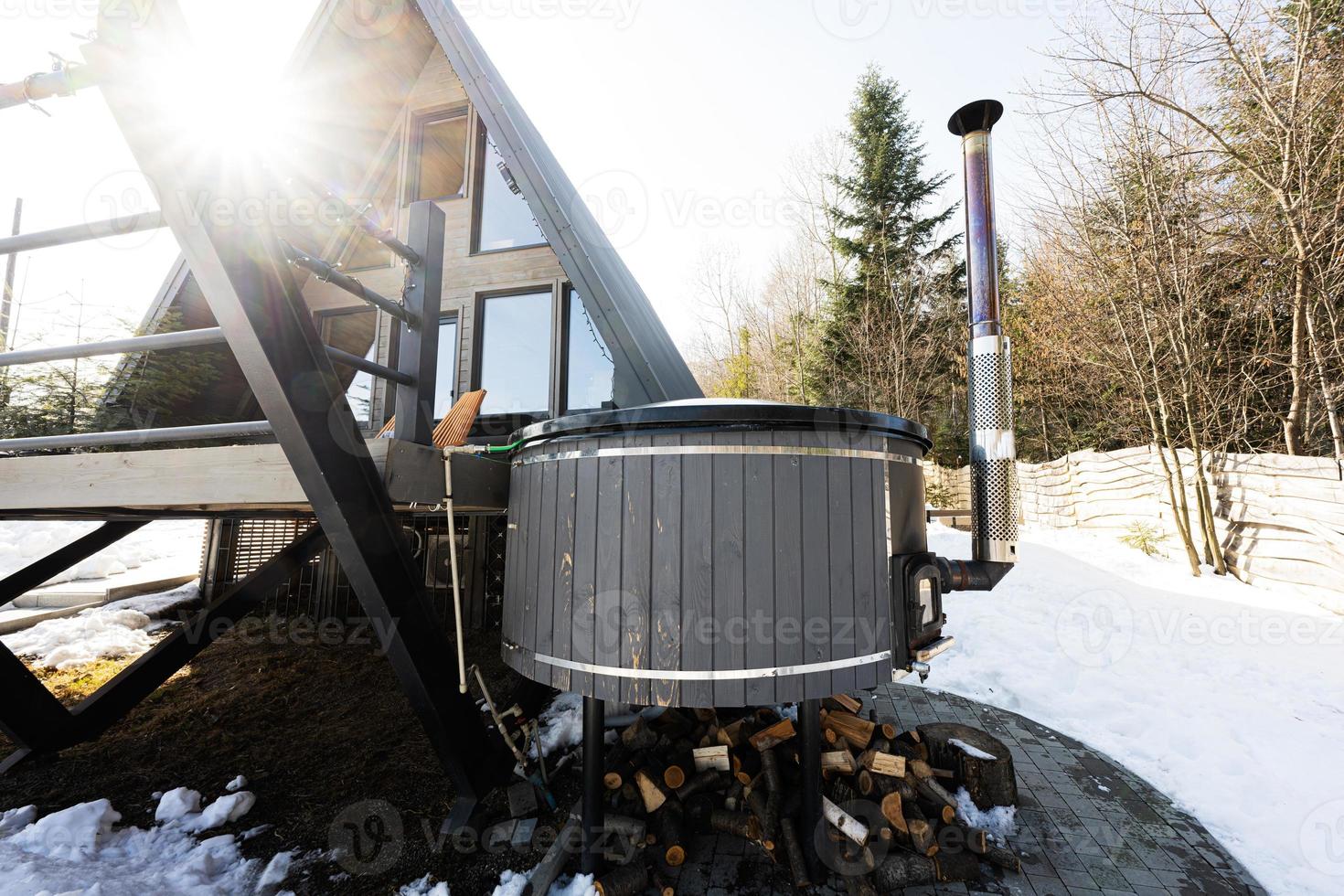 hölzern Dreieck Land winzig Kabine Haus mit heiß Wanne Spa im Berge. Seele Wochenenden. foto