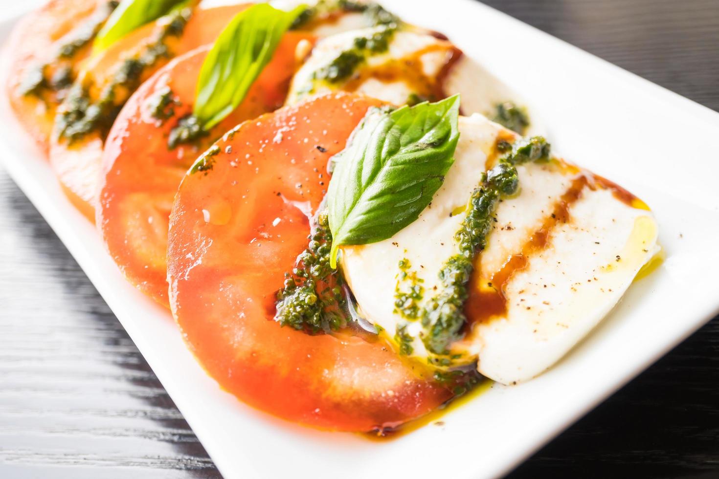 Tomaten-Mozzarella-Käsesalat in weißer Platte foto