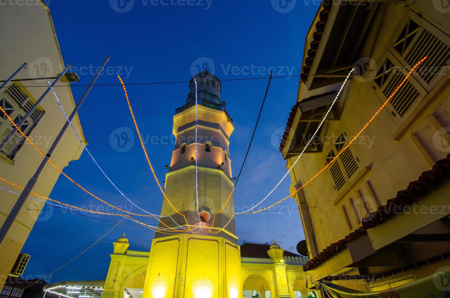 ach Moschee mit Beleuchtung beim Nacht foto