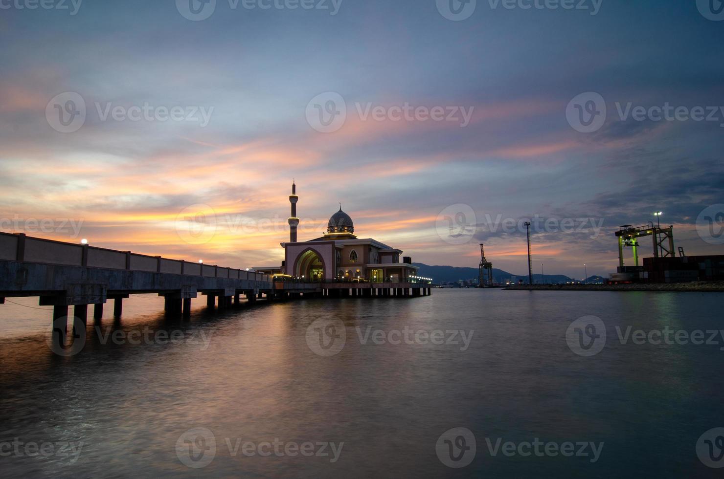 Butterwert, Malaysia schwebend Moschee mit dramatisch Sonnenuntergang Wolke foto