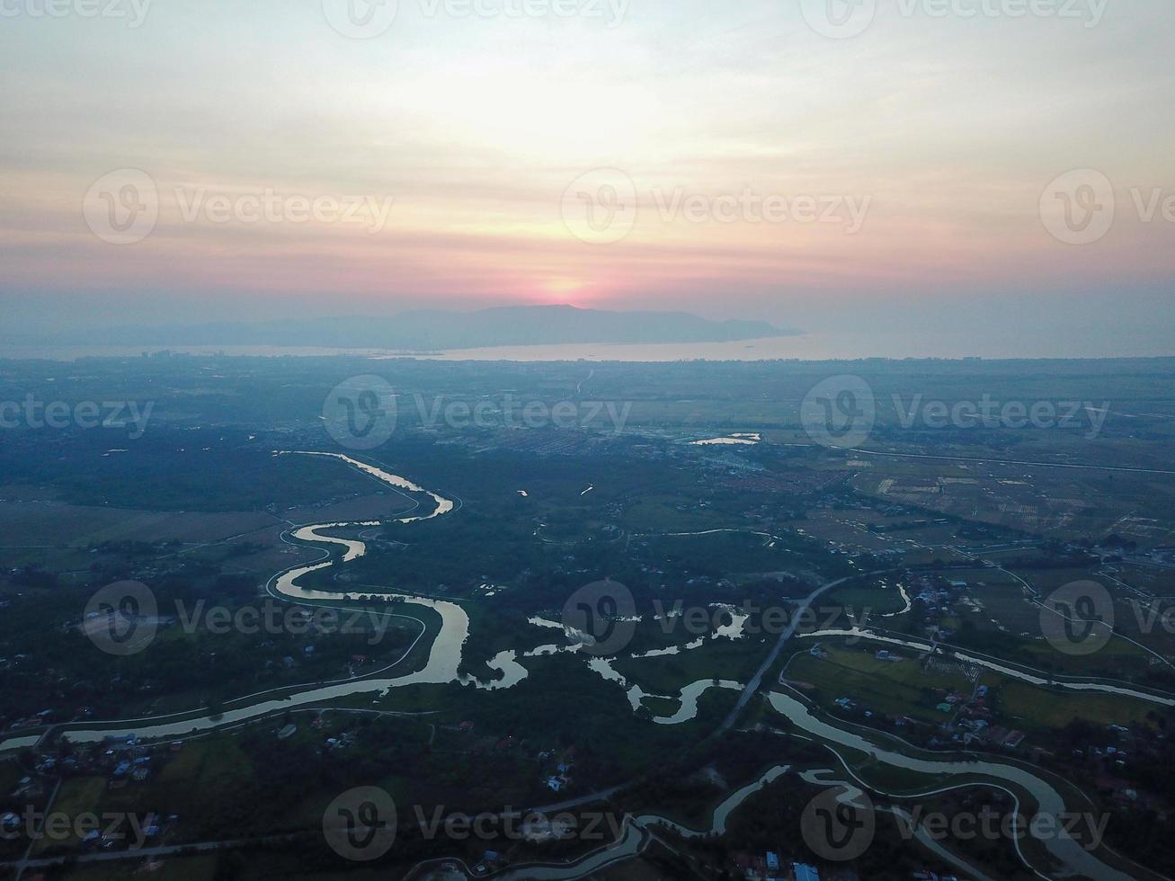 Fluss fließen gegenüber Meer Kreuz Plantage foto